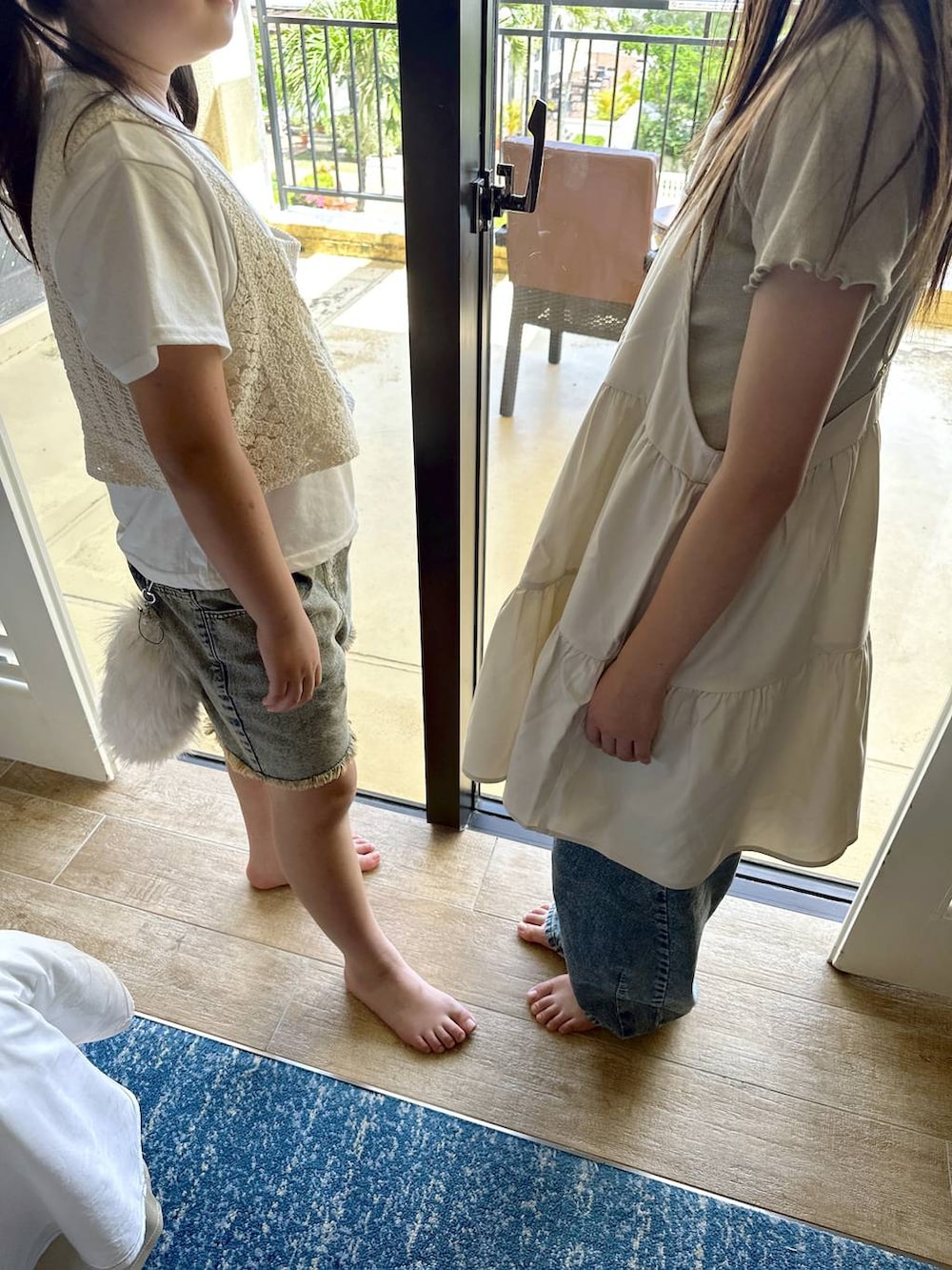 ベージュ系のチュニック、グレー系のデニムパンツ、ブラウン系のデニムパンツを着用したキッズの夏コーディネートの3枚目の写真