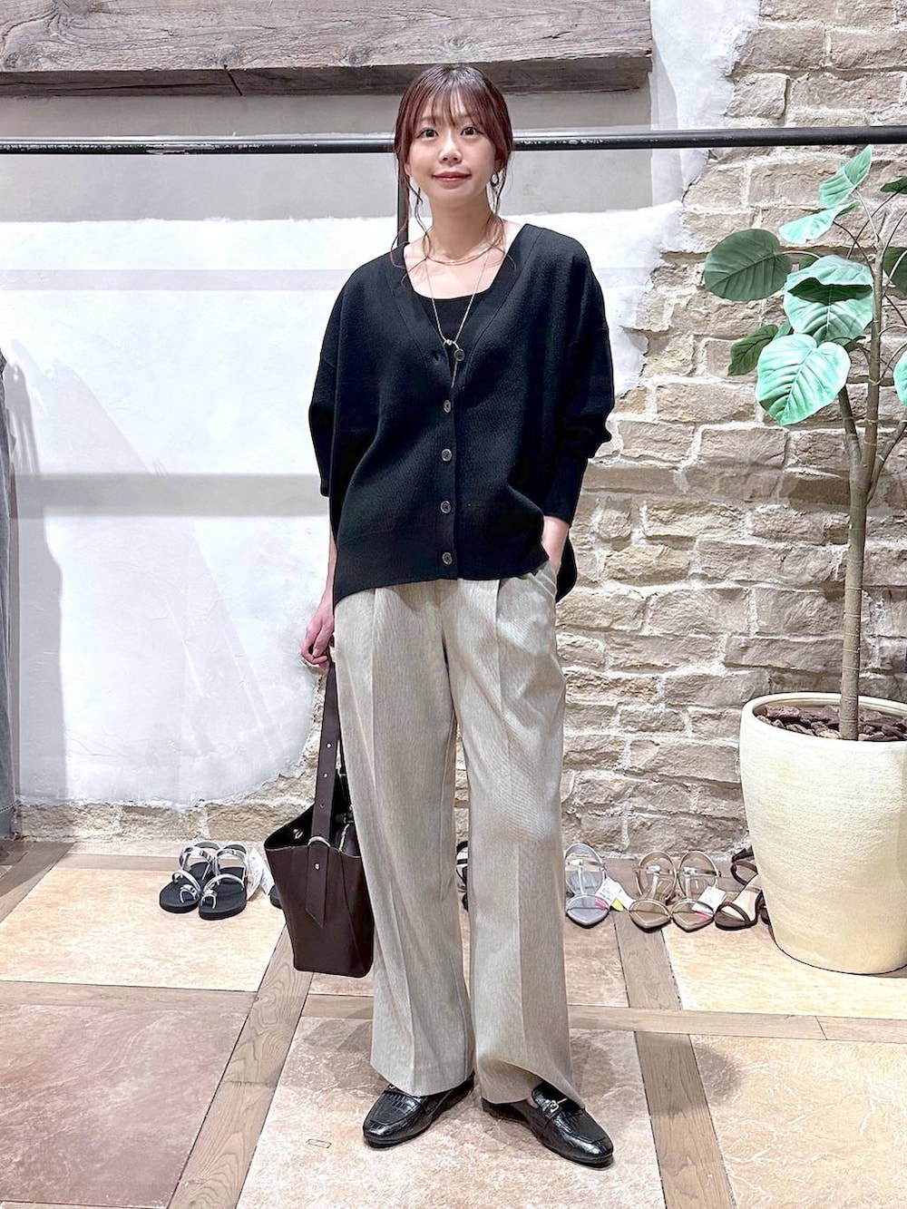 ブラック系のローファー、ブラウン系のショルダーバッグ、ブラック系のタンクトップを着用したレディースの秋コーディネートの2枚目の写真