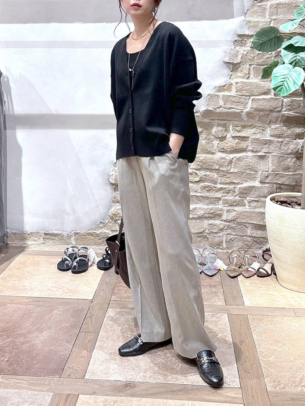 ブラック系のローファー、ブラウン系のショルダーバッグ、ブラック系のタンクトップを着用したレディースの秋コーディネートの3枚目の写真