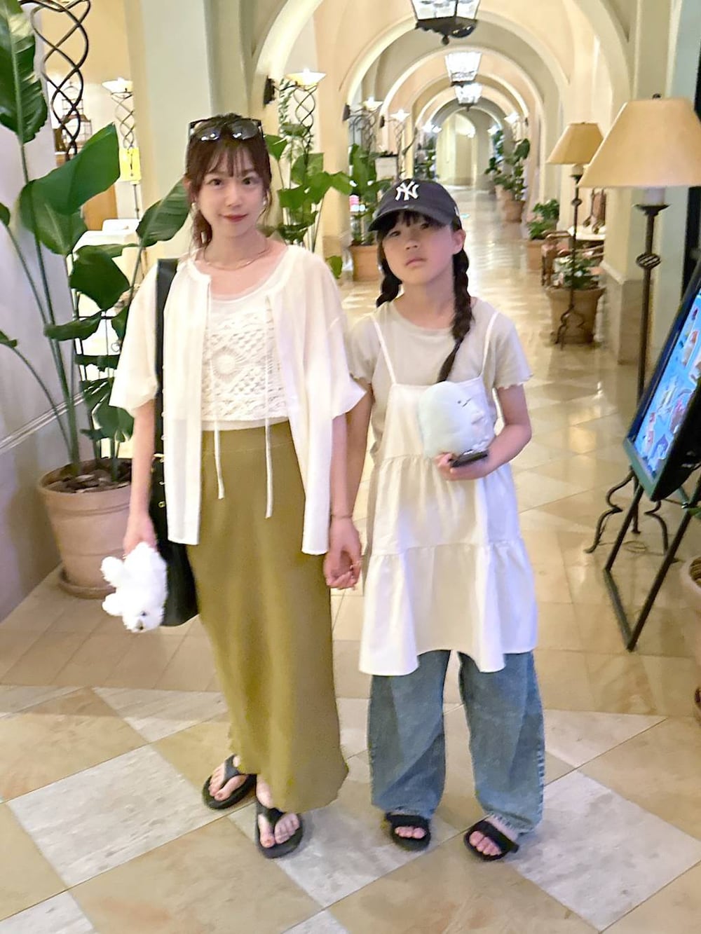 ベージュ系のチュニック、グレー系のデニムパンツ、ブラウン系のデニムパンツを着用したキッズの夏コーディネートの5枚目の写真