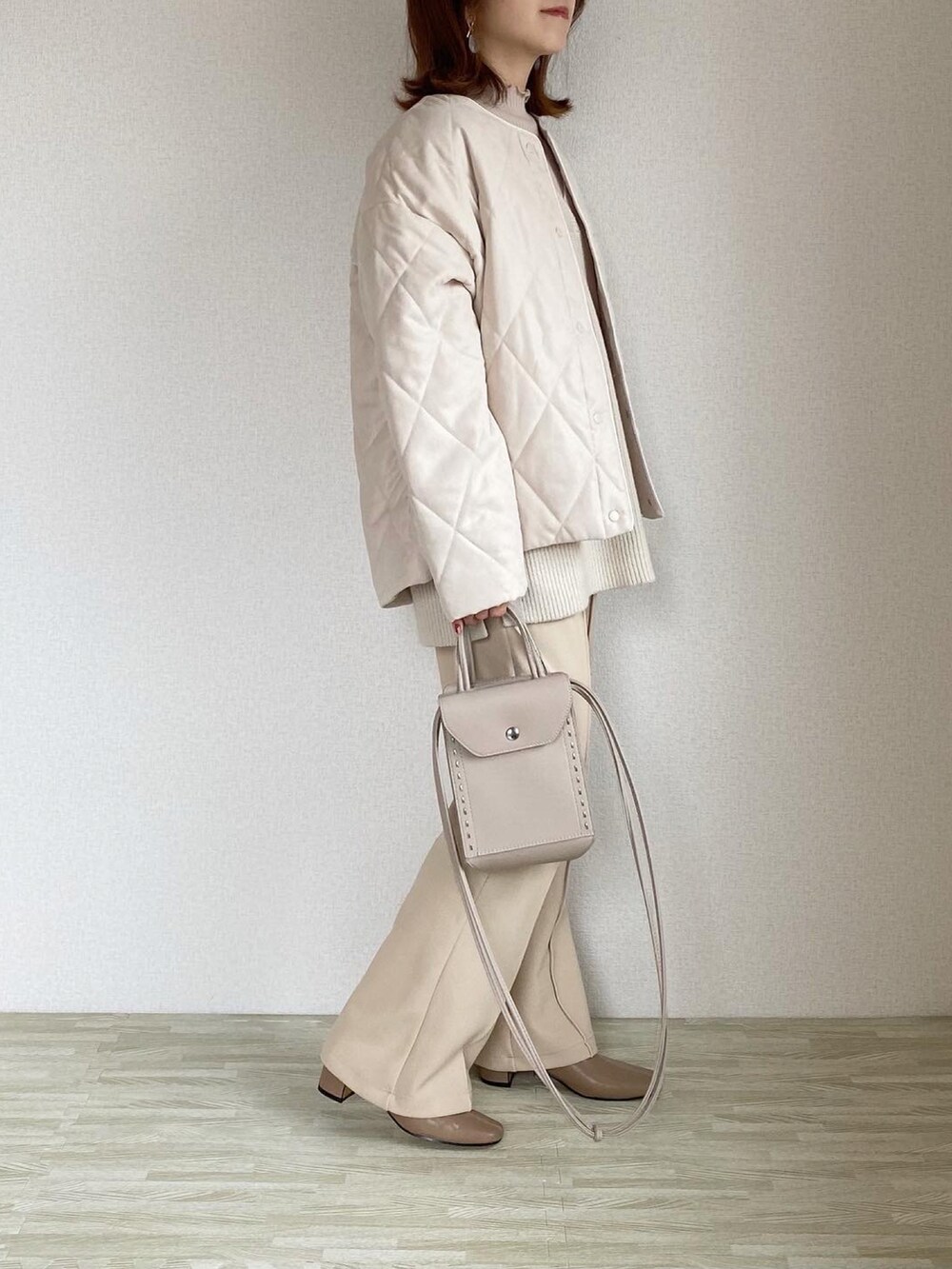 ベージュ系のバッグ、ホワイト系のその他パンツ、ベージュ系のブーツを着用したレディースの秋コーディネートの4枚目の写真