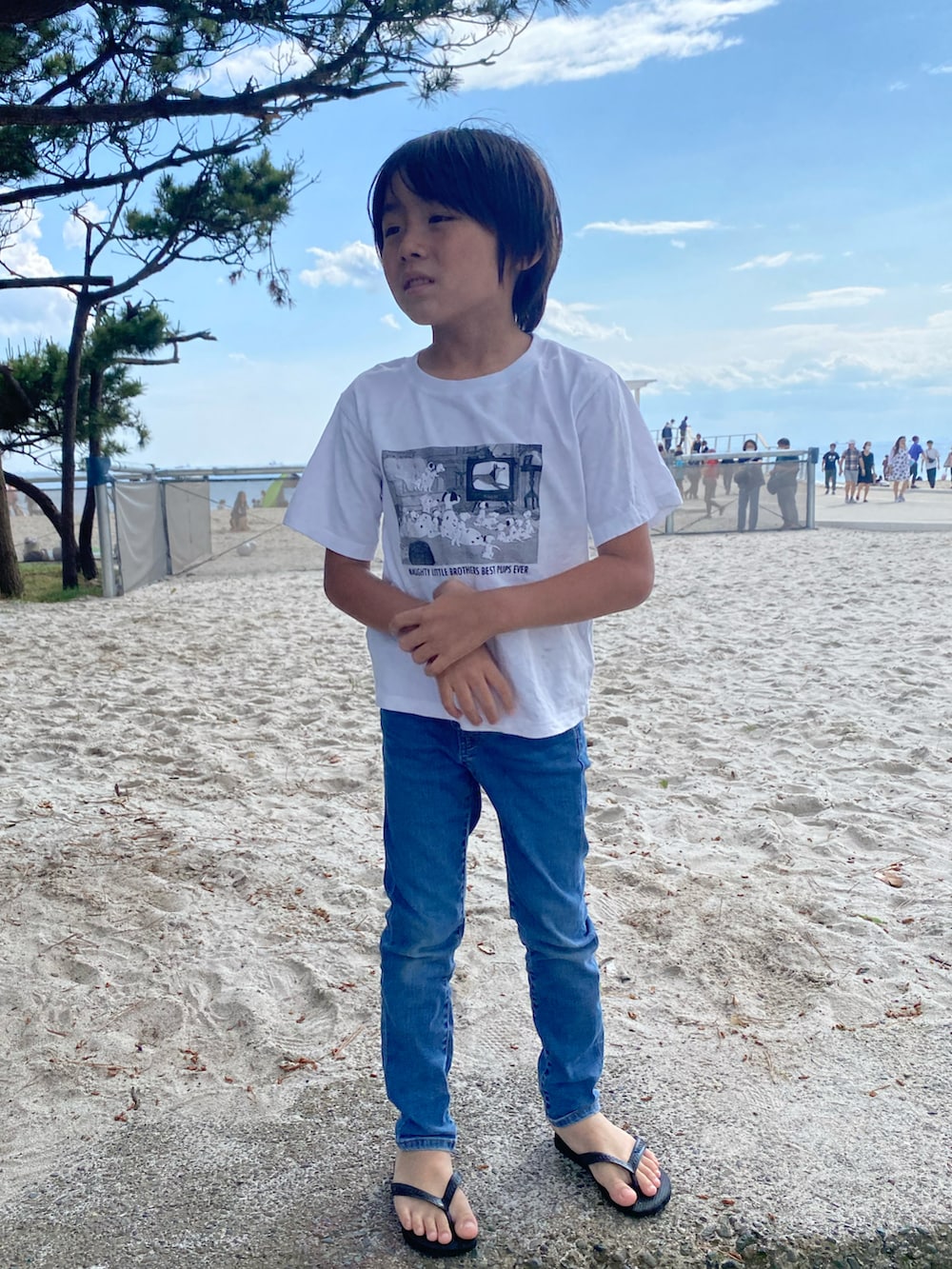 「カジュアルコーデ、夏コーデ、デニム、シンプルコーデ、プチプラ、ハワイアナス、白Tシャツ、男の子、男の子コーデ、ユニクロ」｜「GLOBAL WORKのアイテム（Tシャツ/カットソー、ホワイト系）」を使った、lucasさん（キッズ・120cm）の春コーディネートの3枚目の写真