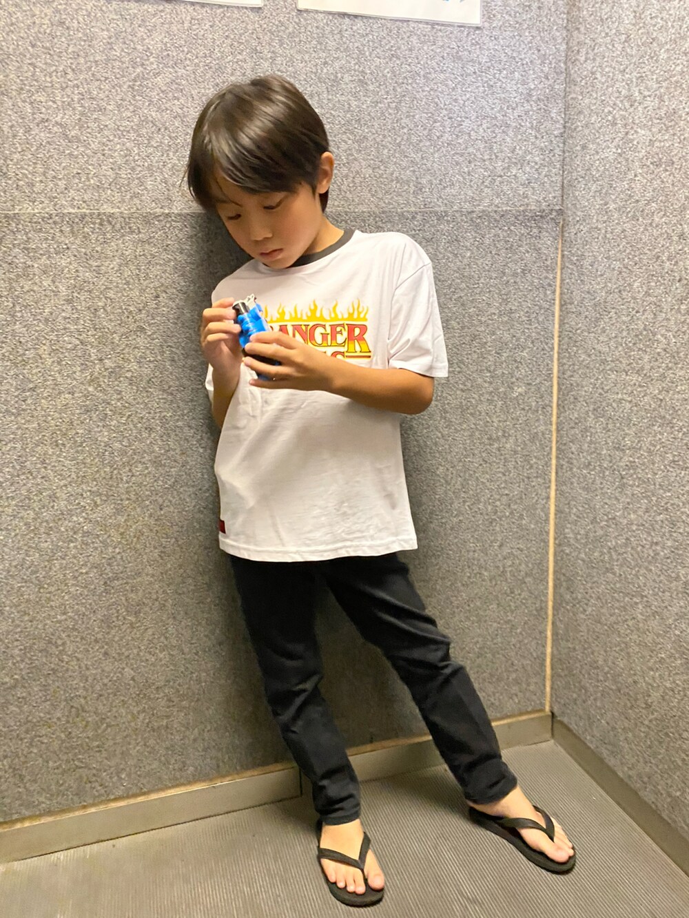 「白Tシャツ、男の子、カジュアルコーデ、ハワイアナス、H&M、ZARA、シンプルコーデ」｜「H&Mのアイテム（デニムパンツ、ブラック系）」を使った、lucasさん（キッズ・120cm）の秋コーディネートの2枚目の写真