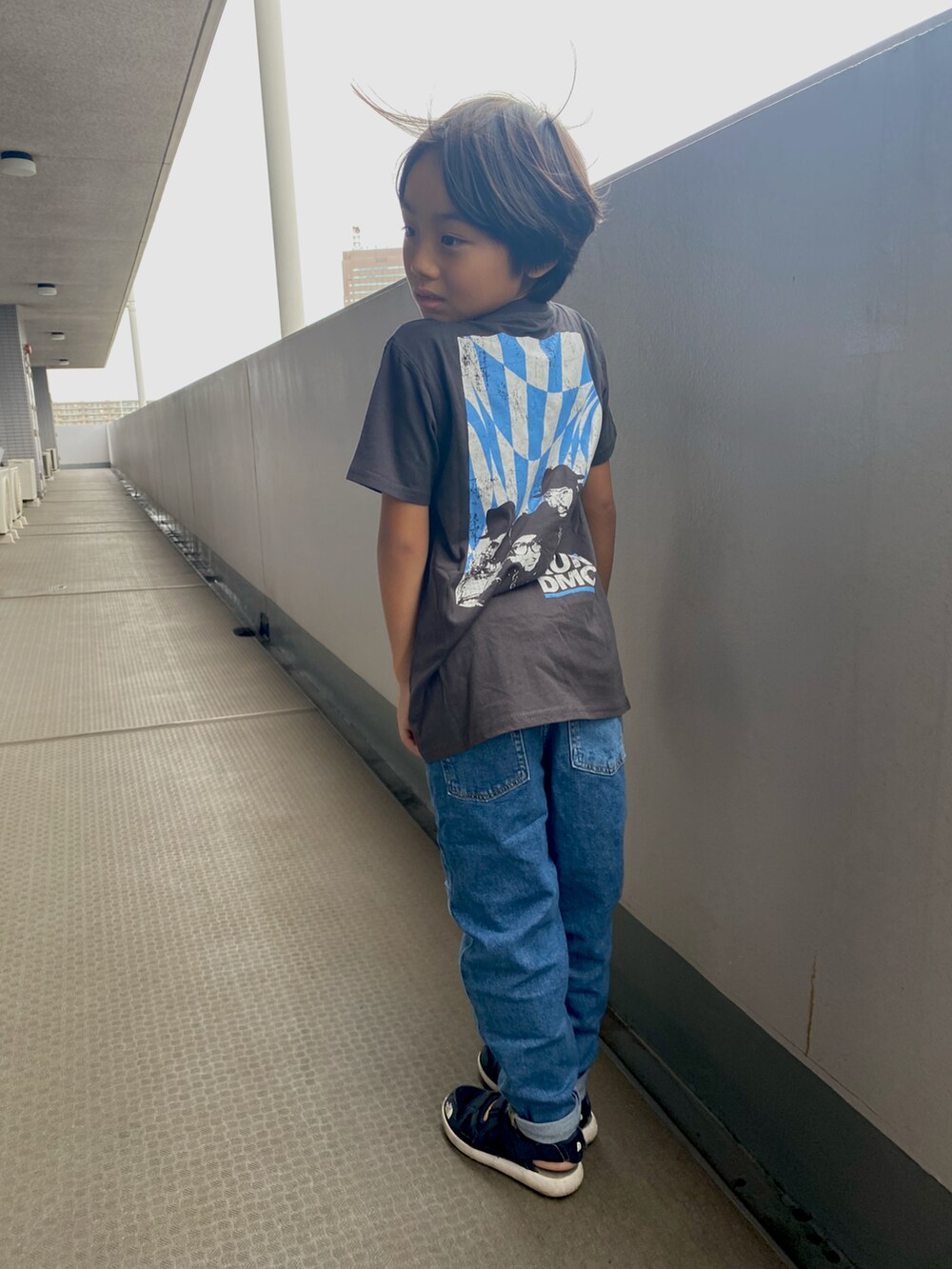 「ビッグシルエット、デニム、休日スタイル、ロックT、シンプルコーデ、デニムパンツ、男の子、H&M、THE NORTH FACE」｜「cotton onのアイテム（Tシャツ/カットソー、グレー系）」を使った、lucasさん（キッズ・120cm）の秋コーディネートの2枚目の写真