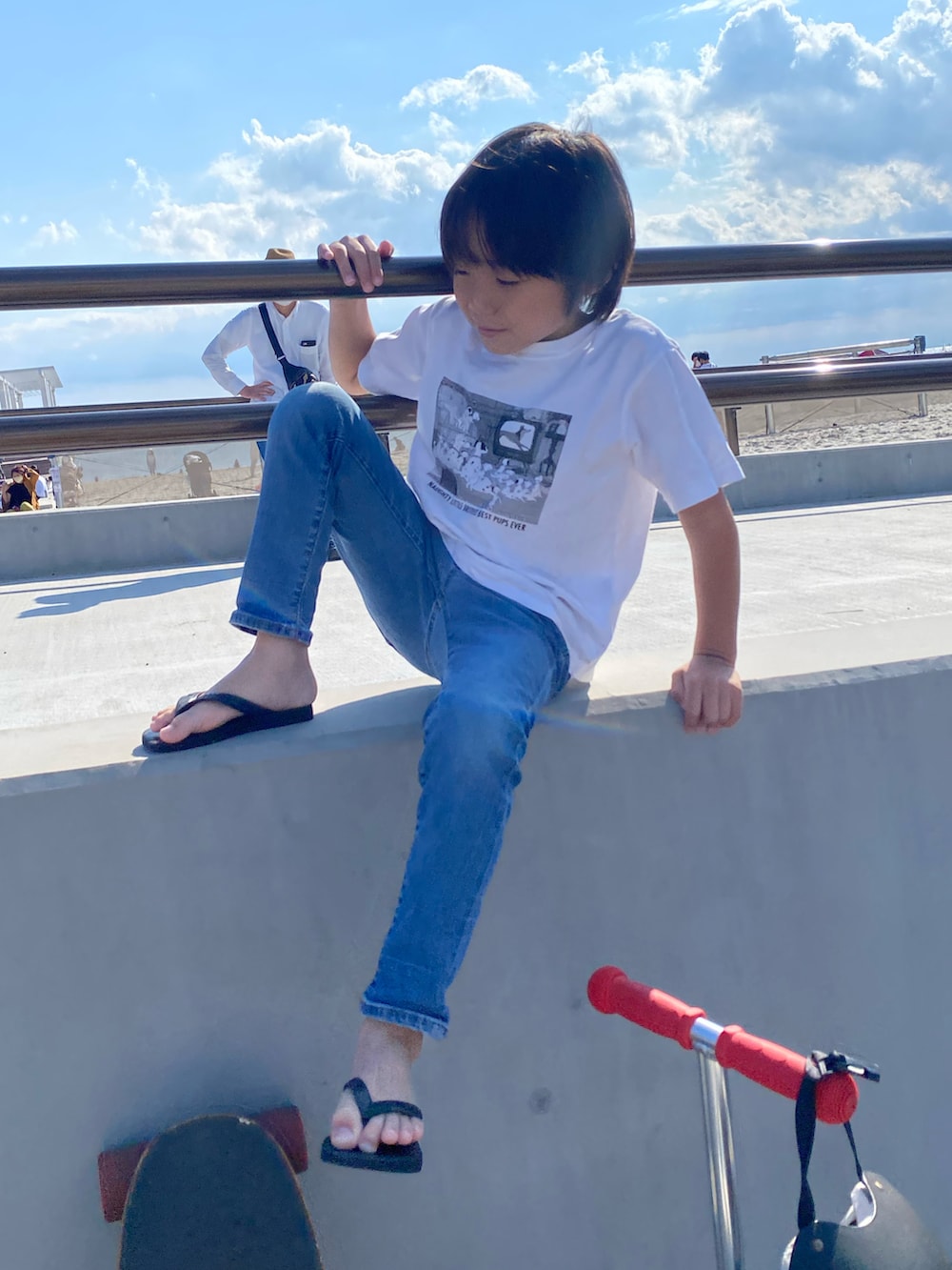 「カジュアルコーデ、夏コーデ、デニム、シンプルコーデ、プチプラ、ハワイアナス、白Tシャツ、男の子、男の子コーデ、ユニクロ」｜「GLOBAL WORKのアイテム（Tシャツ/カットソー、ホワイト系）」を使った、lucasさん（キッズ・120cm）の春コーディネートの2枚目の写真
