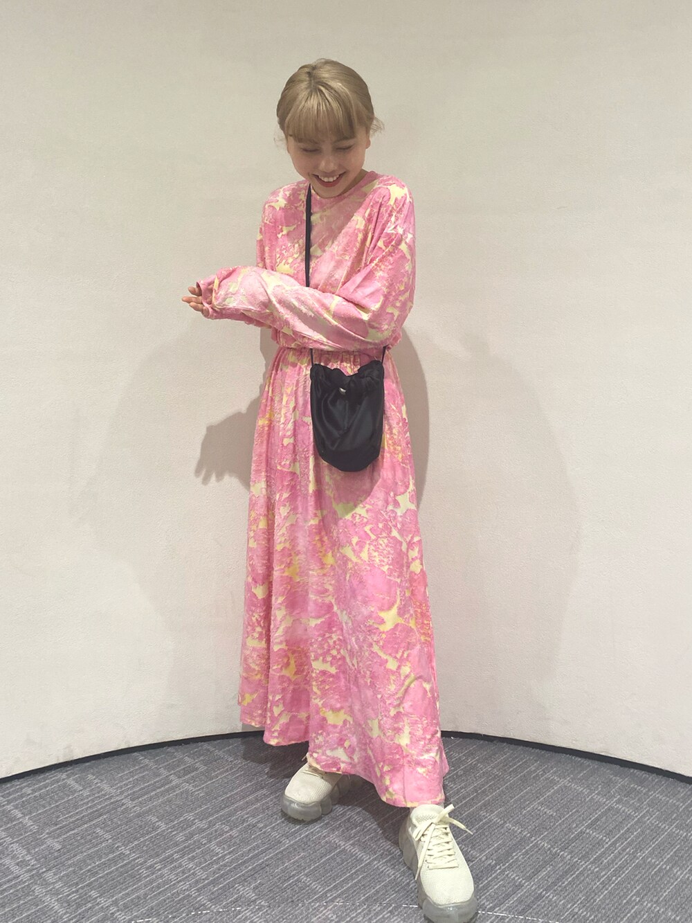 イエロー系のスニーカー、ピンク系のワンピース/ドレス、ブラック系のバッグを着用したレディースの夏コーディネートの2枚目の写真