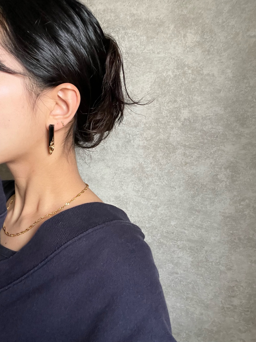 ブルー系のスウェット、ホワイト系のその他パンツ、ブラック系のパンプスを着用したレディースの秋コーディネートの3枚目の写真