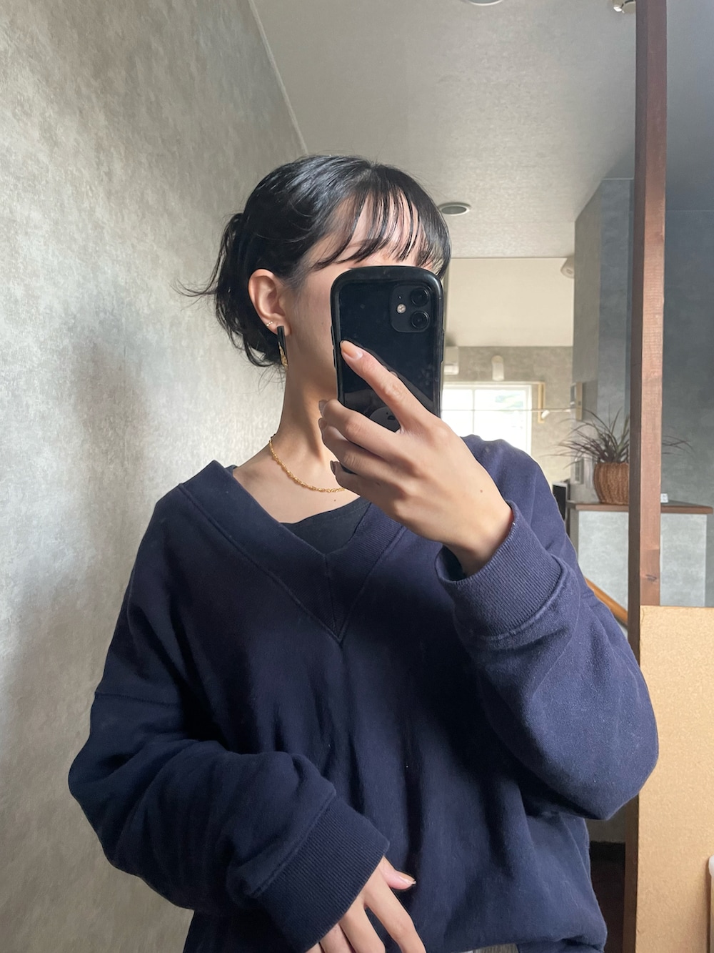 ブルー系のスウェット、ホワイト系のその他パンツ、ブラック系のパンプスを着用したレディースの秋コーディネートの2枚目の写真