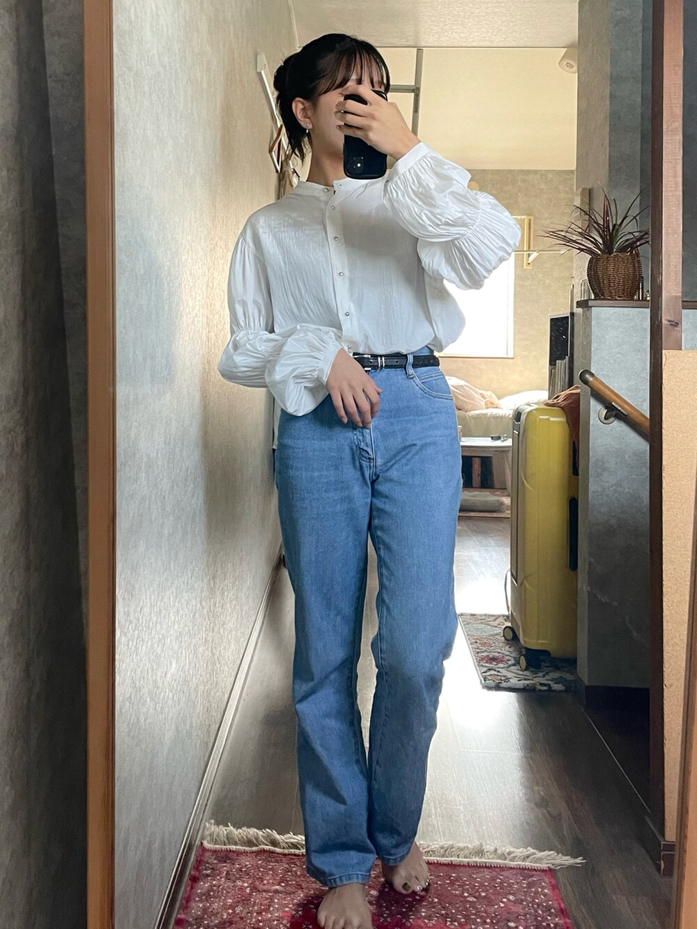 ブルー系のハンドバッグ、ホワイト系のシャツ/ブラウス、ブラック系のパンプスを着用したレディースの秋コーディネートの2枚目の写真