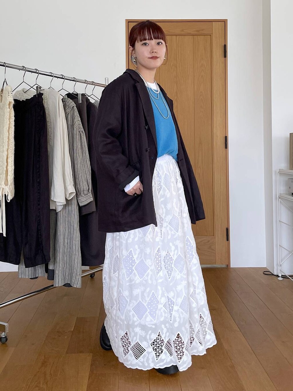 ブラック系のブーツ、その他のTシャツ/カットソー、ブルー系のニット/セーターを着用したレディースの秋コーディネートの5枚目の写真