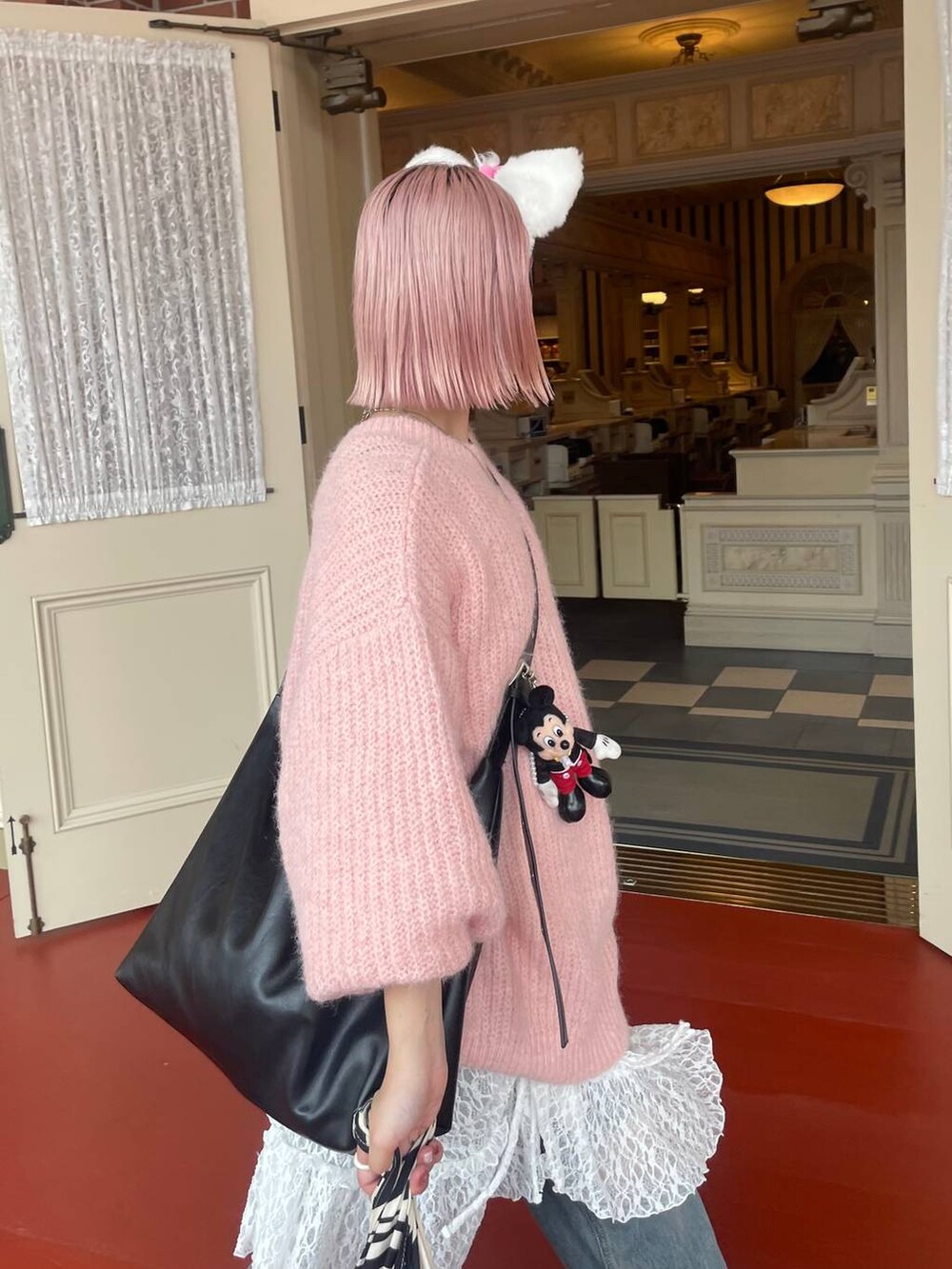 ブルー系のデニムパンツ、ブラック系のボディバッグ/ウエストポーチ、イエロー系のブーツを着用したレディースの秋コーディネートの8枚目の写真