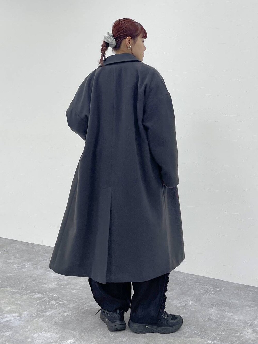 グレー系のニット/セーター、ブラック系のその他パンツを着用したレディースの秋コーディネートの4枚目の写真