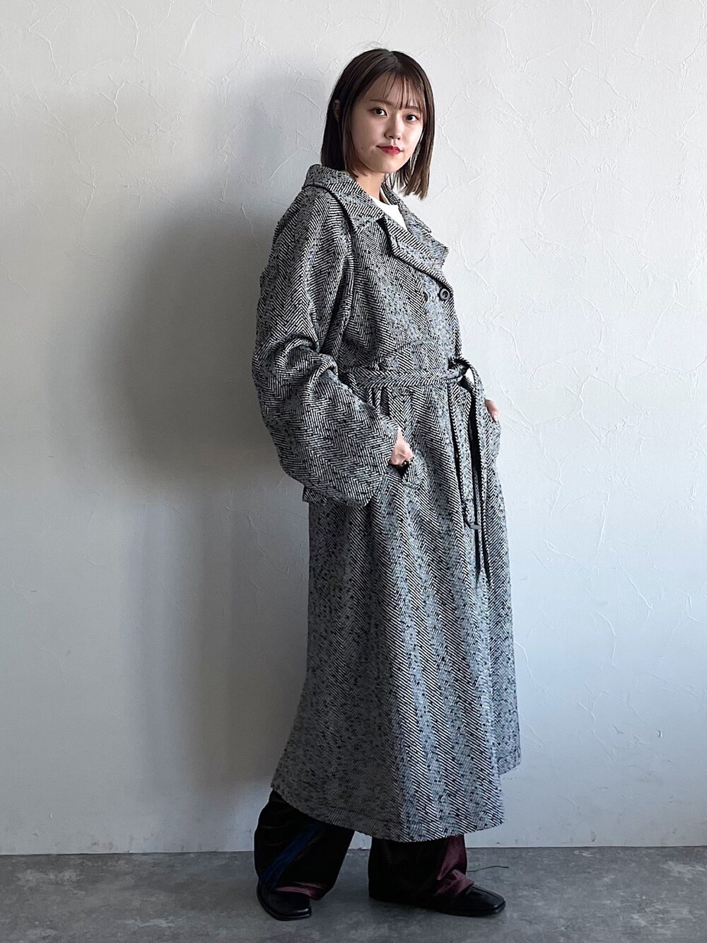 その他のジャケット/アウター、ブラウン系のその他パンツ、ブラック系のブーツを着用したレディースの秋コーディネートの8枚目の写真