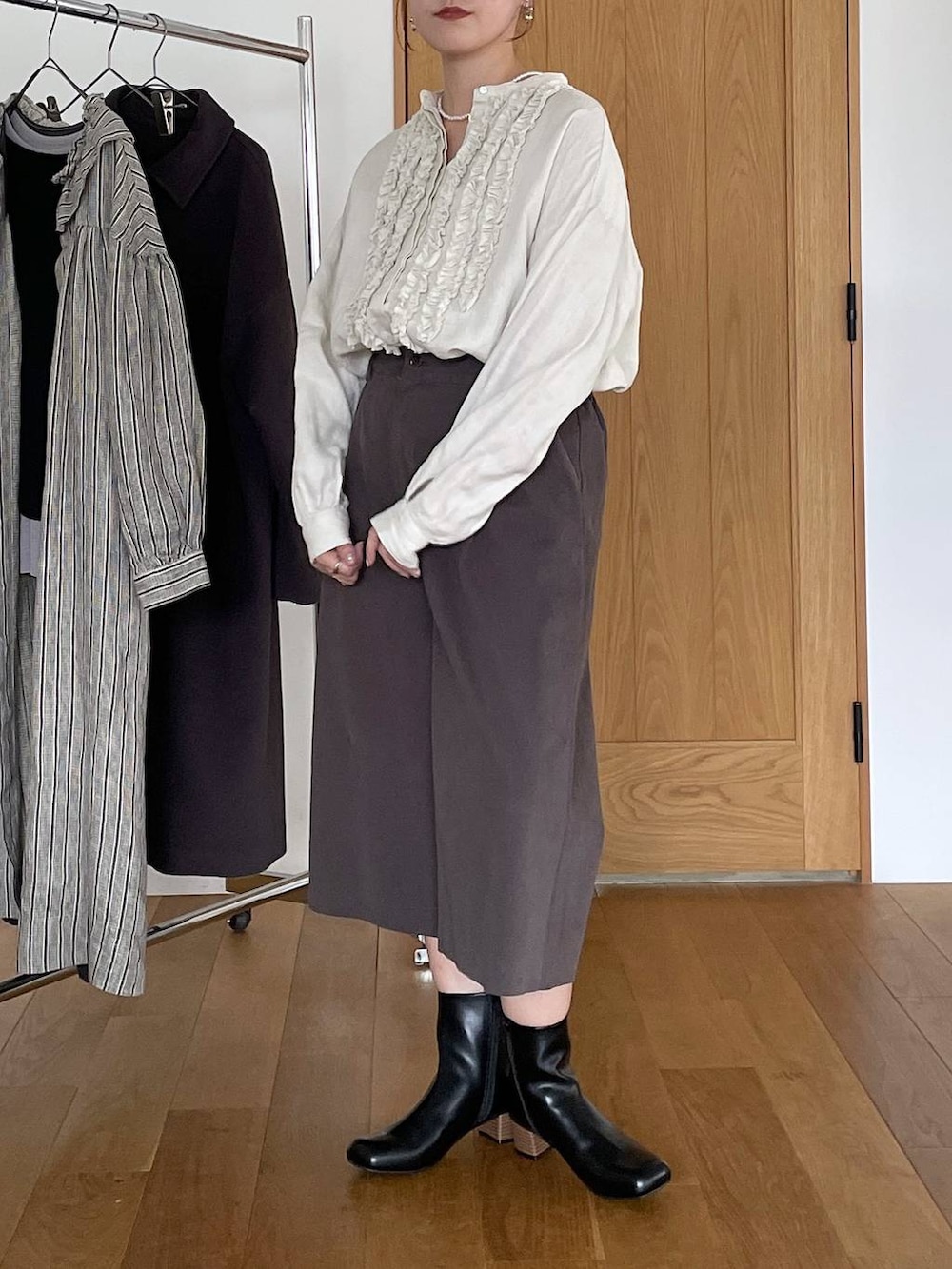 ホワイト系のシャツ/ブラウス、グレー系のその他パンツを着用したレディースの秋コーディネートの2枚目の写真