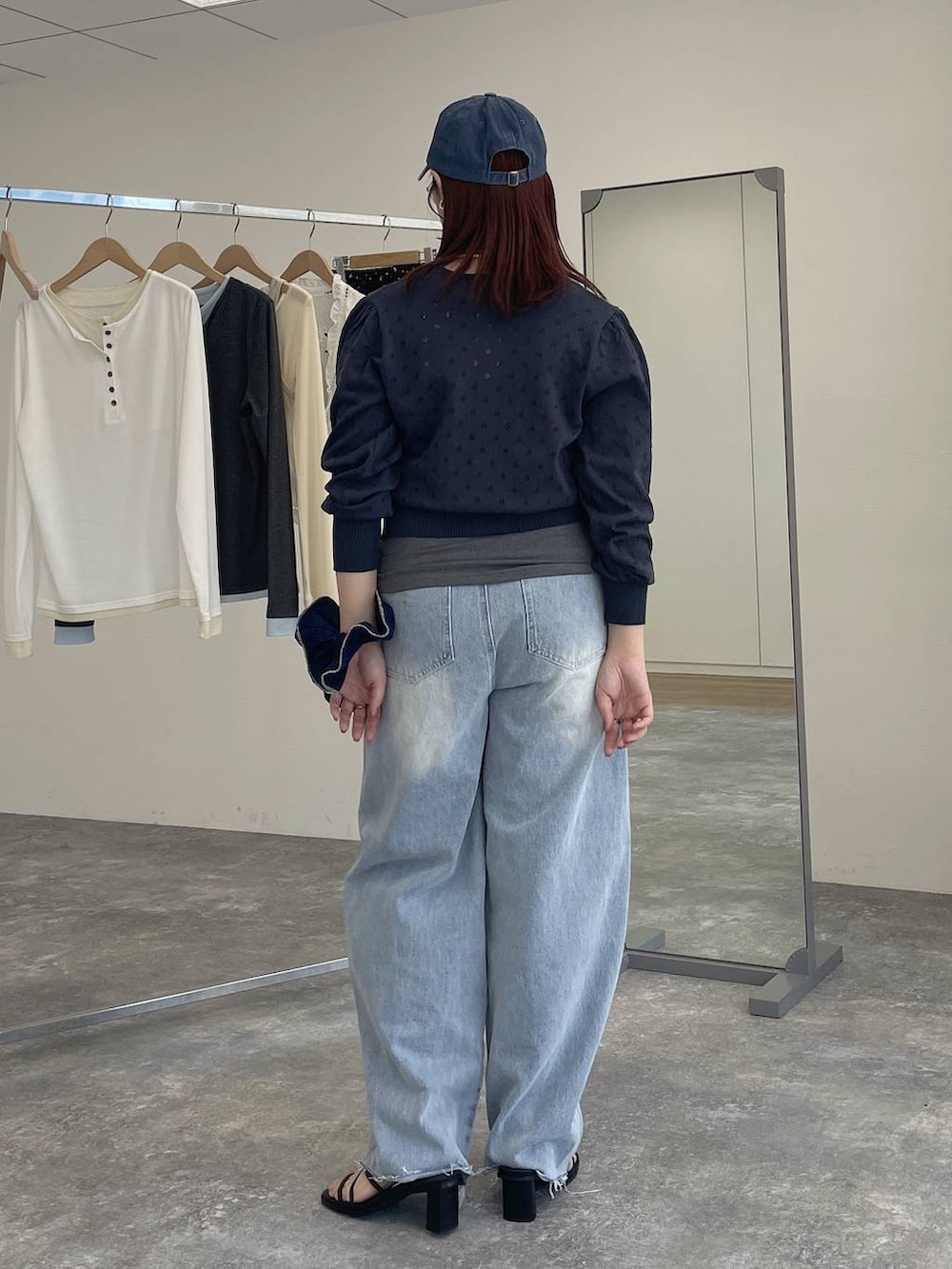 ブルー系のカーディガン/ボレロ、ブルー系のデニムパンツを着用したレディースの春コーディネートの4枚目の写真