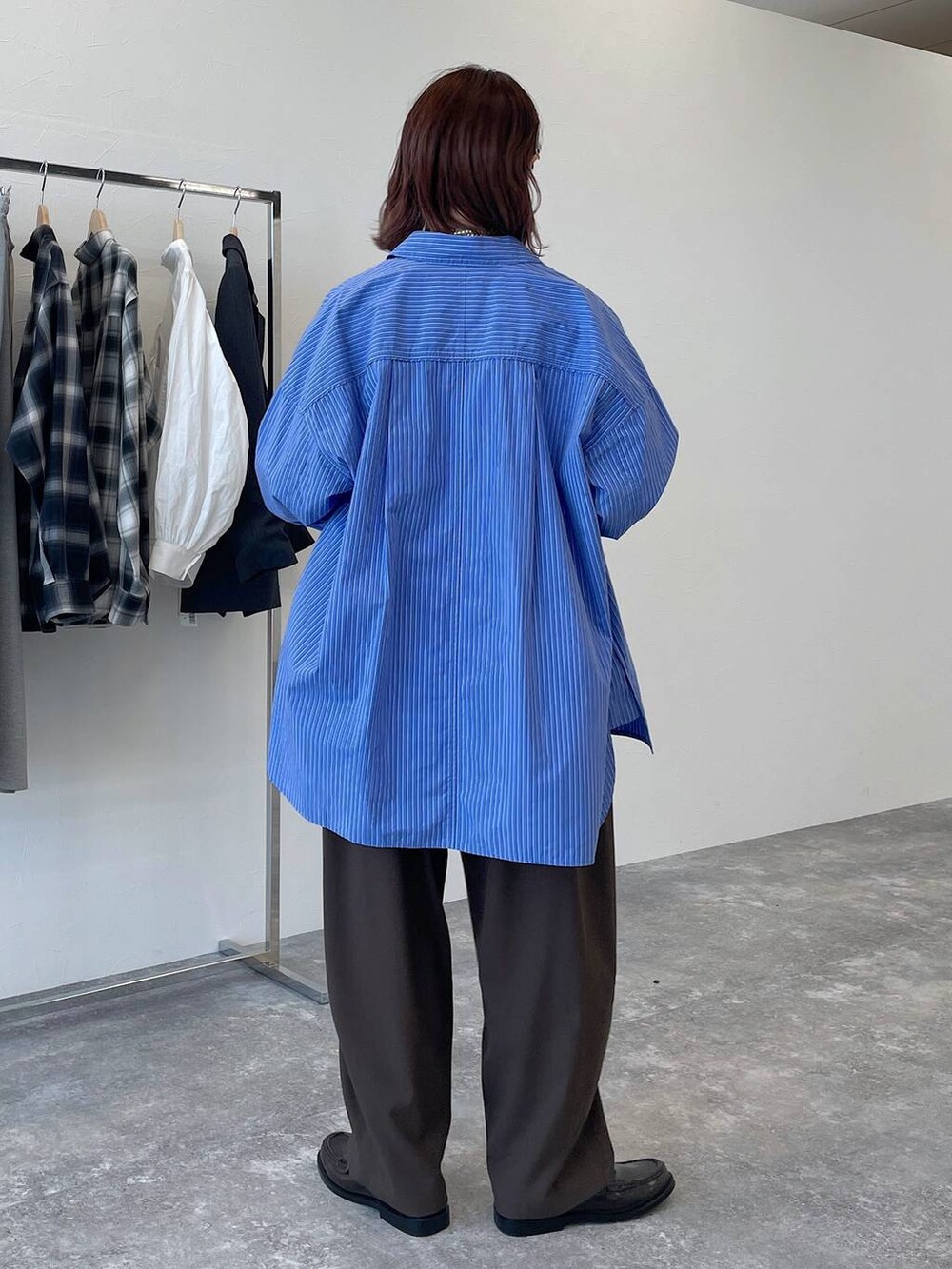 ブラウン系のその他パンツ、グレー系のTシャツ/カットソー、その他のシャツ/ブラウスを着用したレディースの秋コーディネートの3枚目の写真