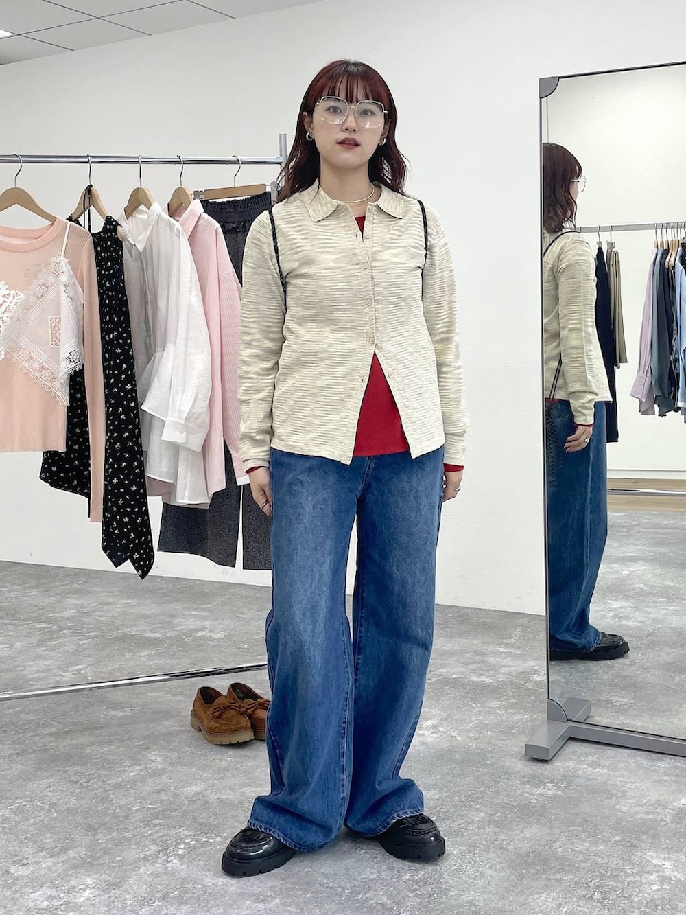 ブルー系のデニムパンツ、ホワイト系のカーディガン/ボレロを着用したレディースの冬コーディネートの4枚目の写真