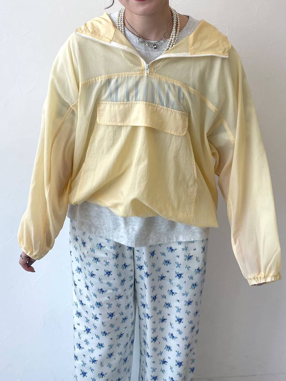 ホワイト系のその他パンツを着用したレディースの春コーディネートの2枚目の写真