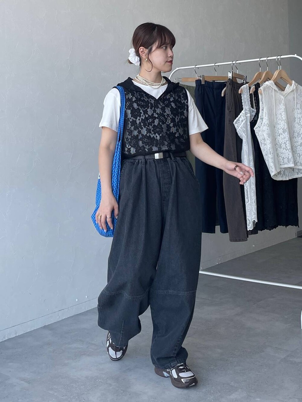 ブラック系のベルトを着用したレディースの夏コーディネートの4枚目の写真