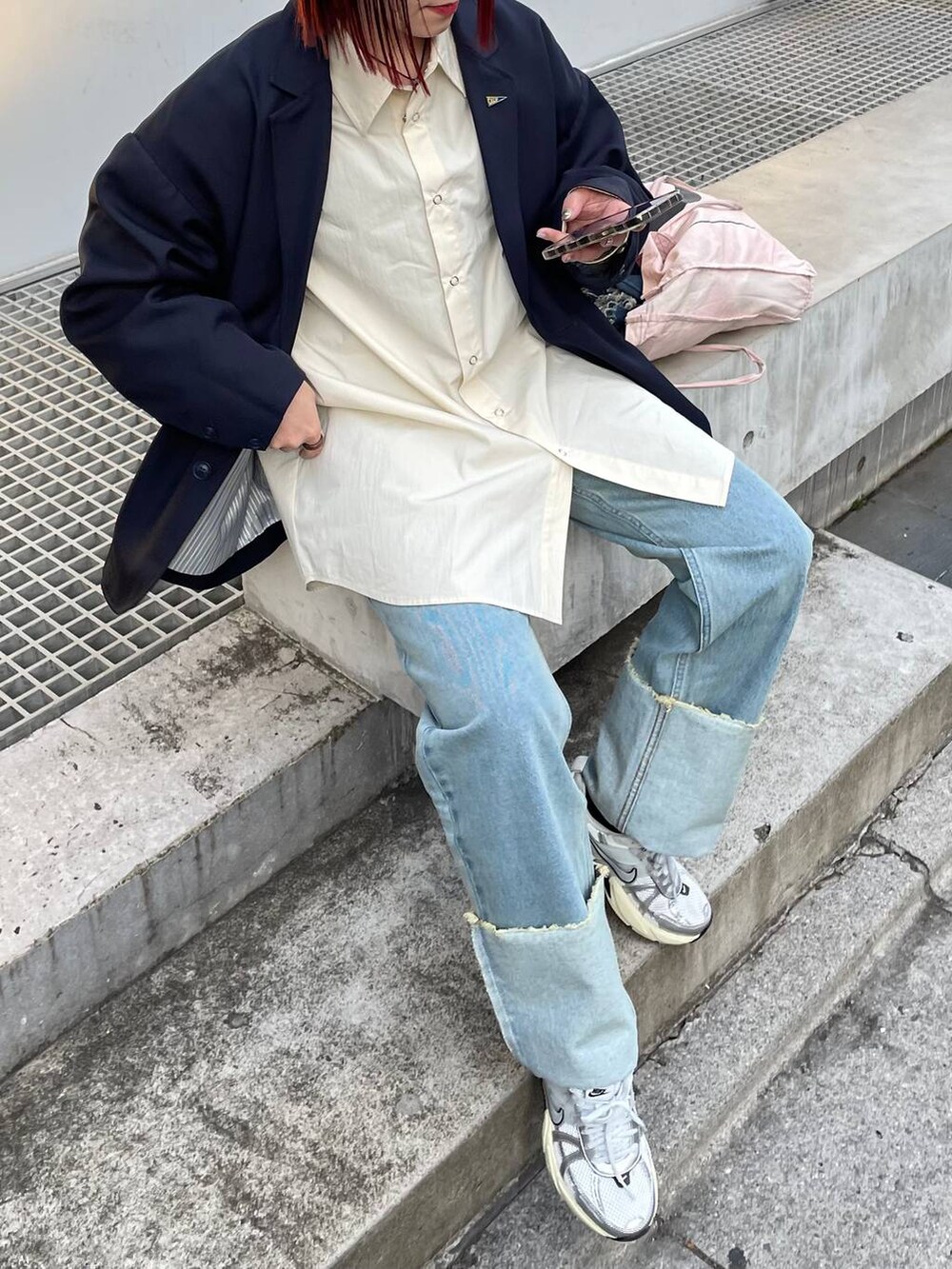 ブルー系のテーラードジャケット、ベージュ系のシャツ/ブラウス、ブルー系のデニムパンツを着用したレディースの春コーディネートの3枚目の写真