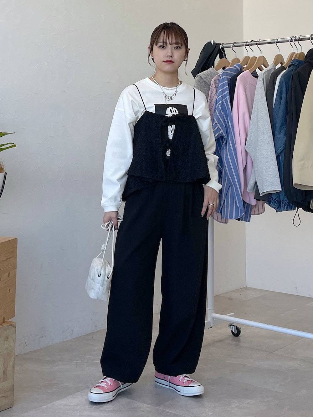 「低身長、カジュアル、着痩せ・細見え、クリップスタッフ_studio CLIP、骨格ストレート、着痩せ、studio CLIP、モノトーン、ビスチェ、レイヤードスタイル」｜「studio CLIPの【みんなのリクエストパンツ】タックコクーンパンツ[プチ・プラスサイズあり]《オケージョン2025》（その他パンツ、ブラック系）」を使った、mitaさん（レディース・155cm）の春コーディネートの5枚目の写真