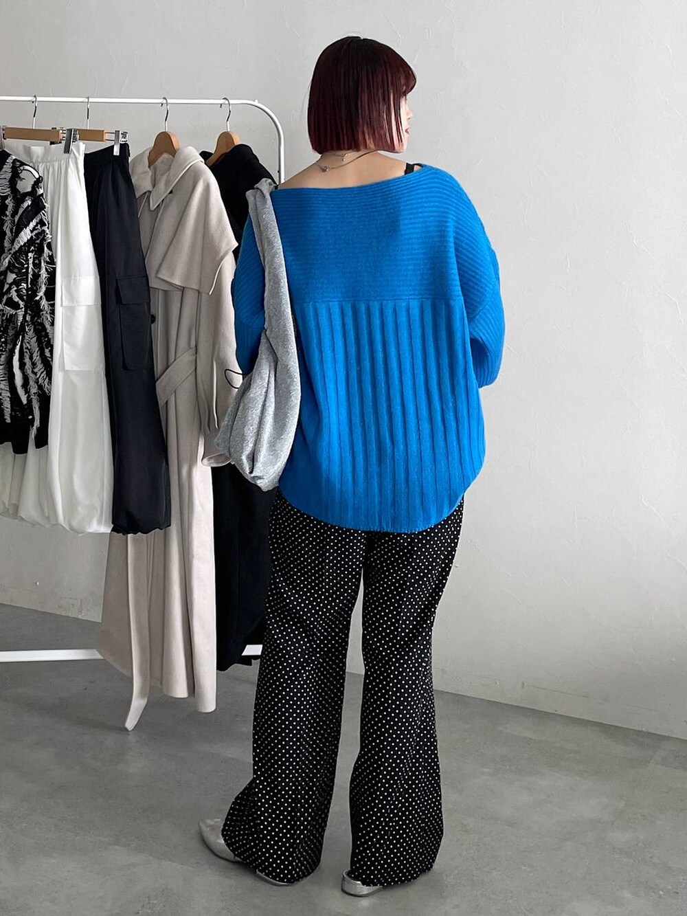 ブラック系のその他パンツ、ブルー系のニット/セーターを着用したレディースの秋コーディネートの3枚目の写真
