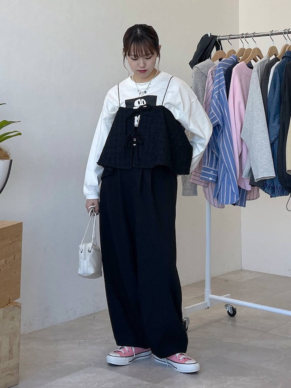 「低身長、カジュアル、着痩せ・細見え、クリップスタッフ_studio CLIP、骨格ストレート、着痩せ、studio CLIP、モノトーン、ビスチェ、レイヤードスタイル」｜「studio CLIPの【みんなのリクエストパンツ】タックコクーンパンツ[プチ・プラスサイズあり]《オケージョン2025》（その他パンツ、ブラック系）」を使った、mitaさん（レディース・155cm）の春コーディネートの2枚目の写真