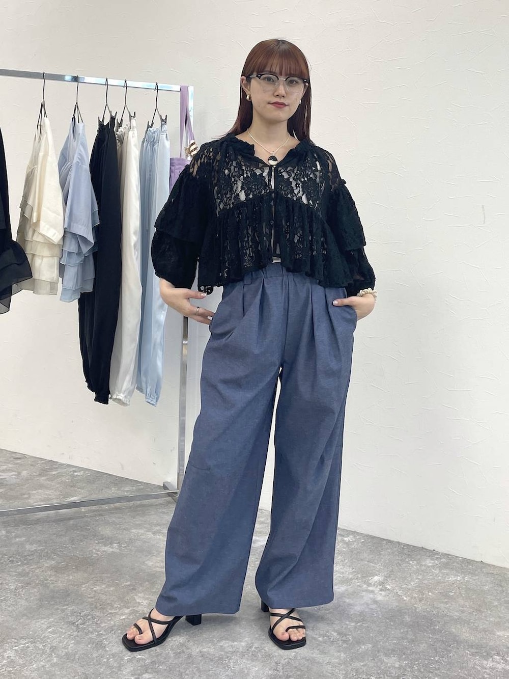 ブラック系のシャツ/ブラウス、ブルー系のデニムパンツを着用したレディースの春コーディネートの3枚目の写真