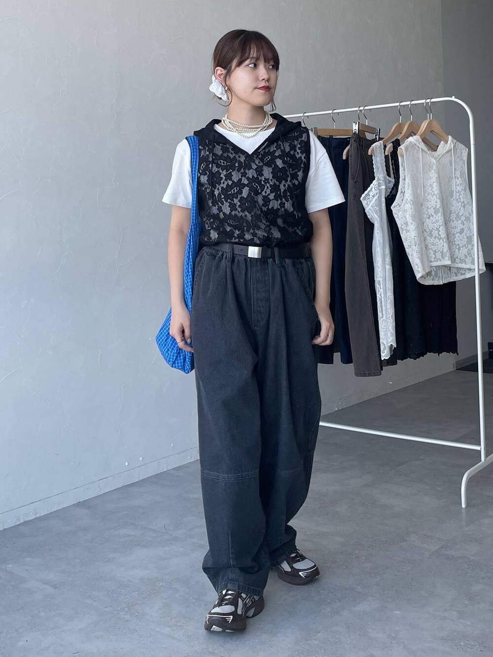 ブラック系のベルトを着用したレディースの夏コーディネートの6枚目の写真