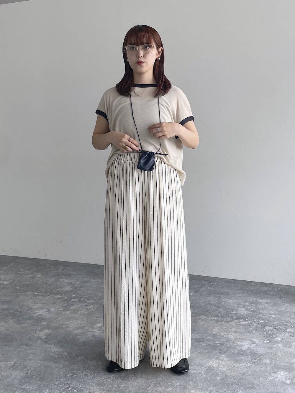 ホワイト系のその他パンツ、ホワイト系のTシャツ/カットソーを着用したレディースの夏コーディネートの4枚目の写真