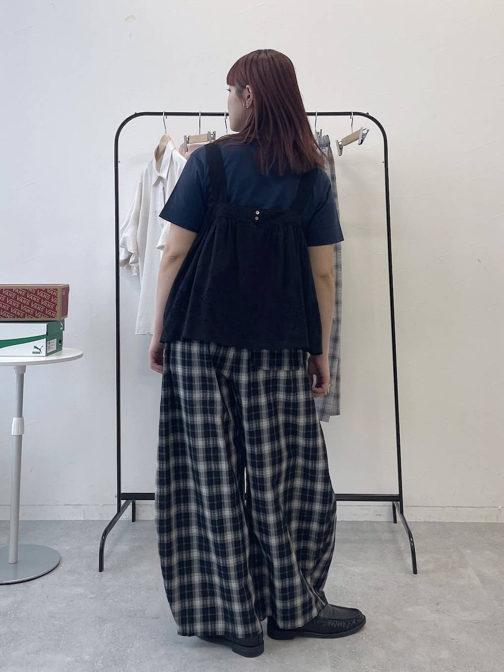 ブラック系のベスト、ブルー系のTシャツ/カットソーを着用したレディースの春コーディネートの4枚目の写真