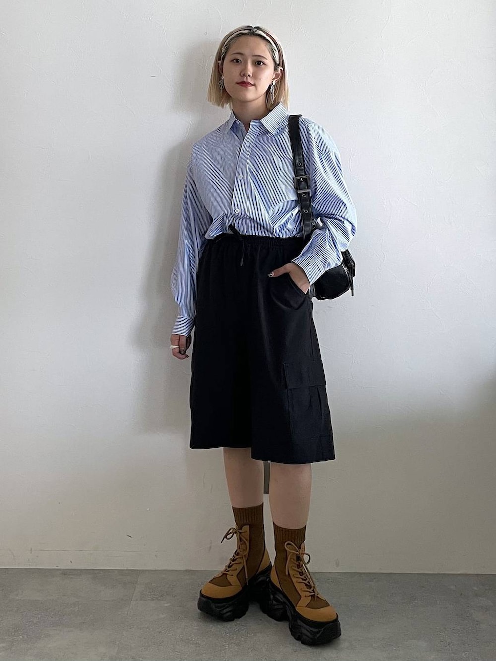 「シャツ、シャツスタイル、キッズ服、低身長、カジュアル、着痩せ・細見え、PAGEBOY、骨格ストレート_PAGEBOY、ブルベ夏_PAGEBOY、エレガント_PAGEBOY、GLOBAL WORK、ハーフパンツ、秋コーデ」｜「PAGEBOYのレースアップソックスブーツ（ブーツ、ブラウン系）」を使った、mitaさん（レディース・155cm）の秋コーディネートの3枚目の写真