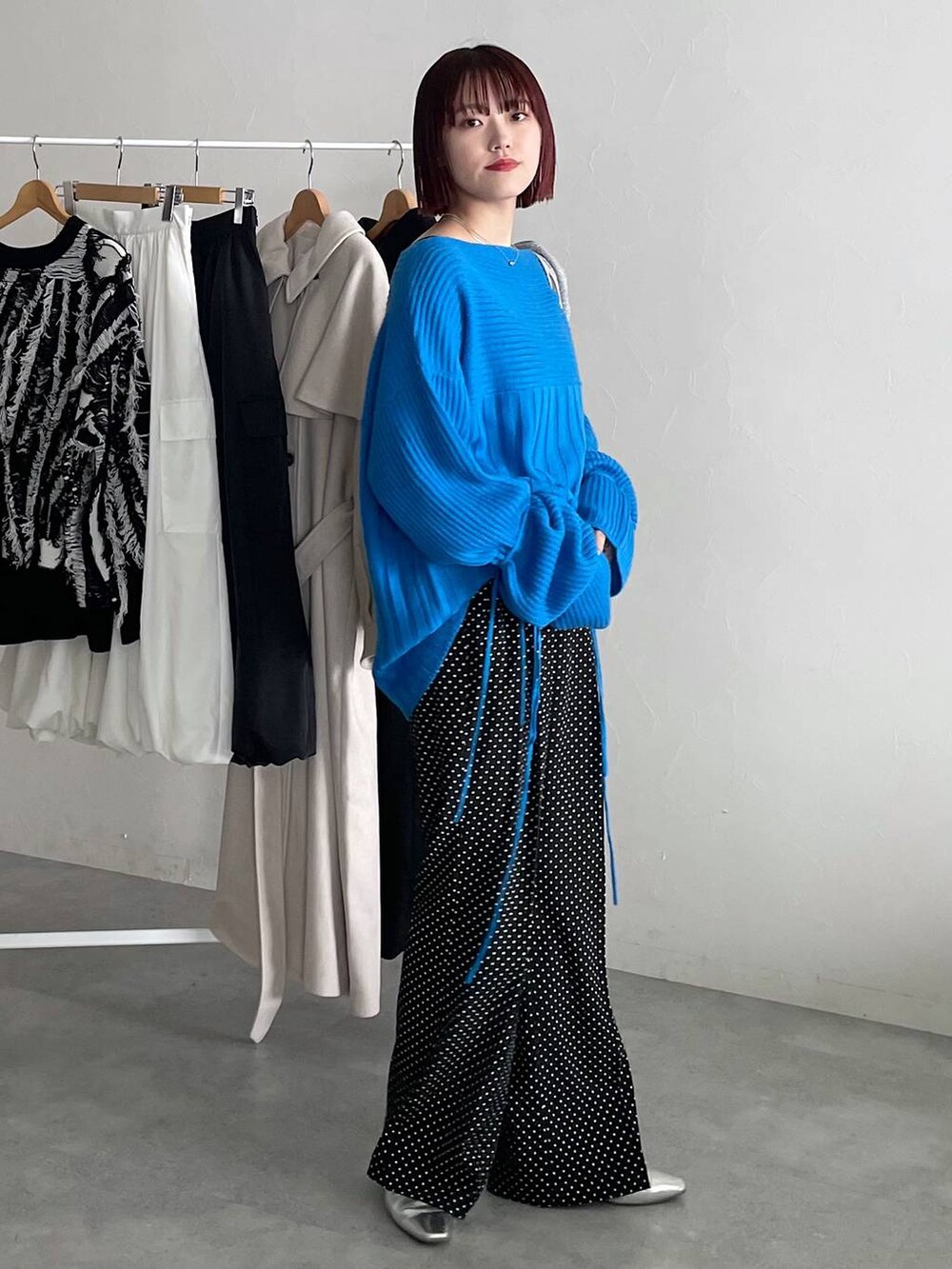 ブラック系のその他パンツ、ブルー系のニット/セーターを着用したレディースの秋コーディネートの2枚目の写真