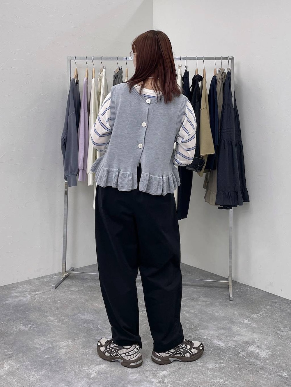 ブラック系のその他パンツ、グレー系のベストを着用したレディースの春コーディネートの2枚目の写真