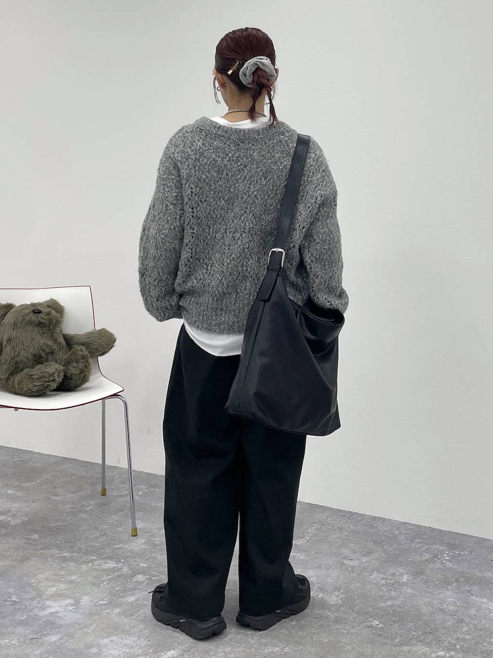 ホワイト系のTシャツ/カットソー、ブラック系のその他パンツ、グレー系のニット/セーターを着用したレディースの秋コーディネートの4枚目の写真