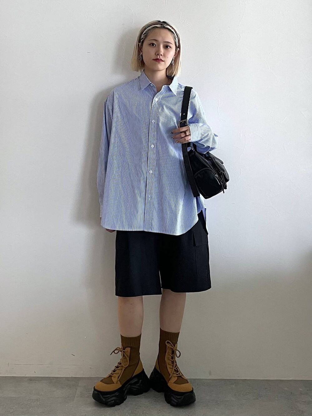 「シャツ、シャツスタイル、キッズ服、低身長、カジュアル、着痩せ・細見え、PAGEBOY、骨格ストレート_PAGEBOY、ブルベ夏_PAGEBOY、エレガント_PAGEBOY、GLOBAL WORK、ハーフパンツ、秋コーデ」｜「PAGEBOYのレースアップソックスブーツ（ブーツ、ブラウン系）」を使った、mitaさん（レディース・155cm）の秋コーディネートの4枚目の写真