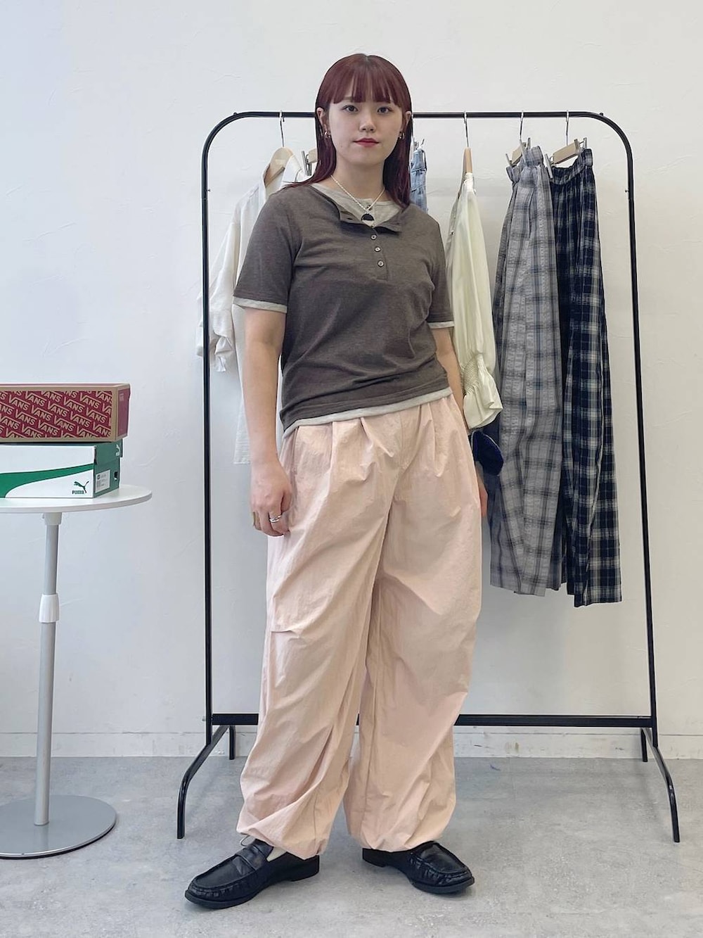 ピンク系のカーゴパンツを着用したレディースの春コーディネートの4枚目の写真