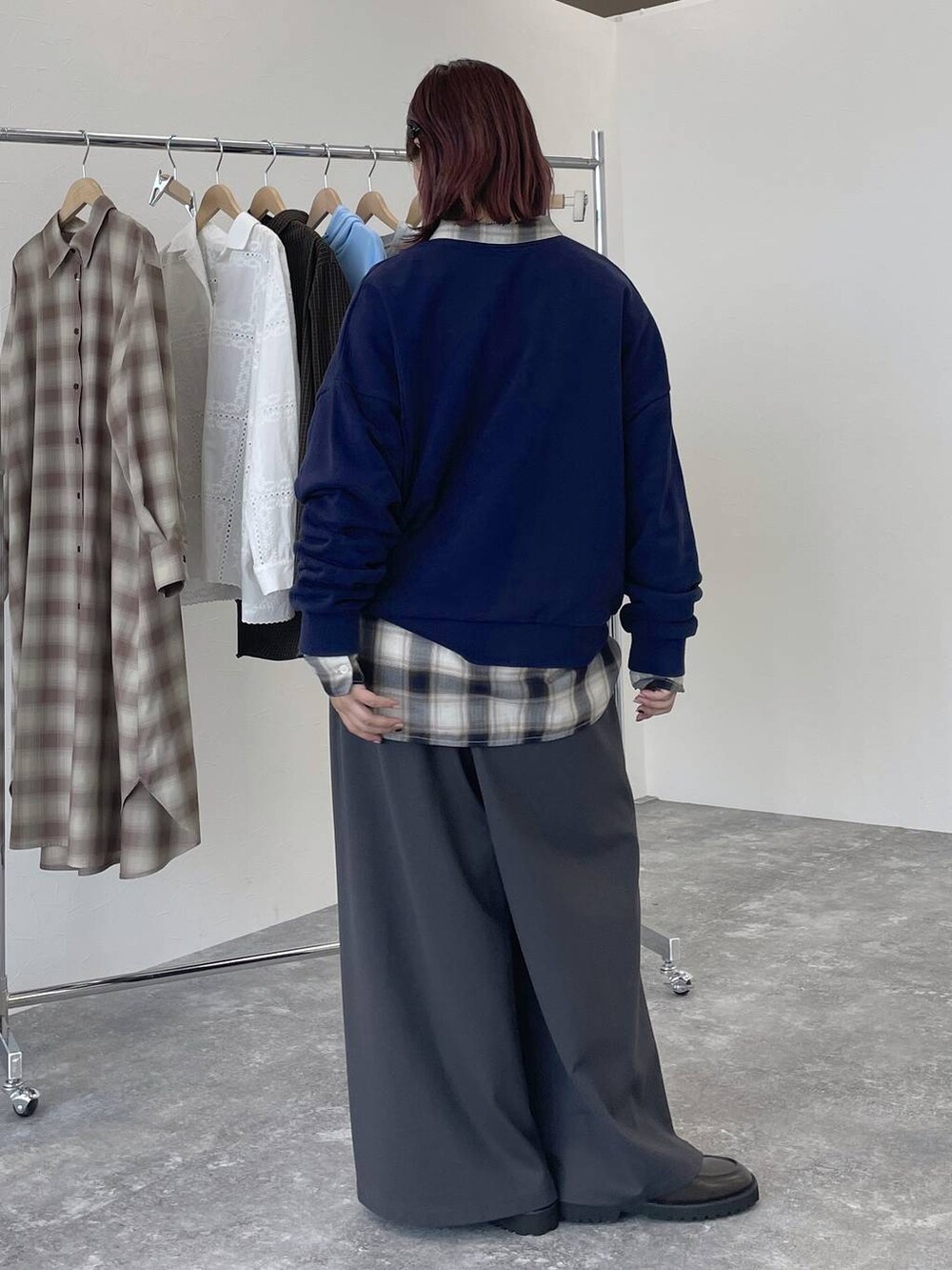 その他のその他パンツ、ブラウン系のローファー、その他のシャツ/ブラウスを着用したレディースの秋コーディネートの5枚目の写真