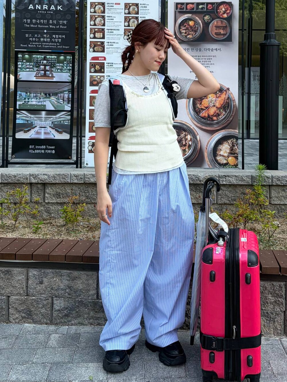 ブラック系のスニーカー、ホワイト系のタンクトップ、ブルー系のその他パンツを着用したレディースの夏コーディネートの4枚目の写真