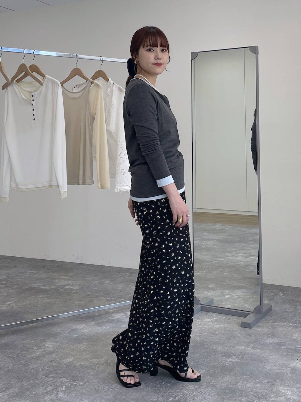 グレー系のTシャツ/カットソー、ブラック系のスカートを着用したレディースの春コーディネートの6枚目の写真