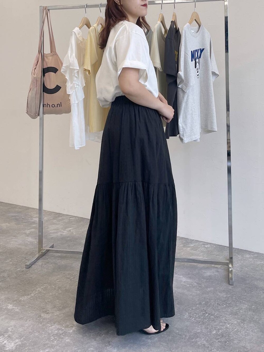 ホワイト系のTシャツ/カットソーを着用したレディースの夏コーディネートの3枚目の写真