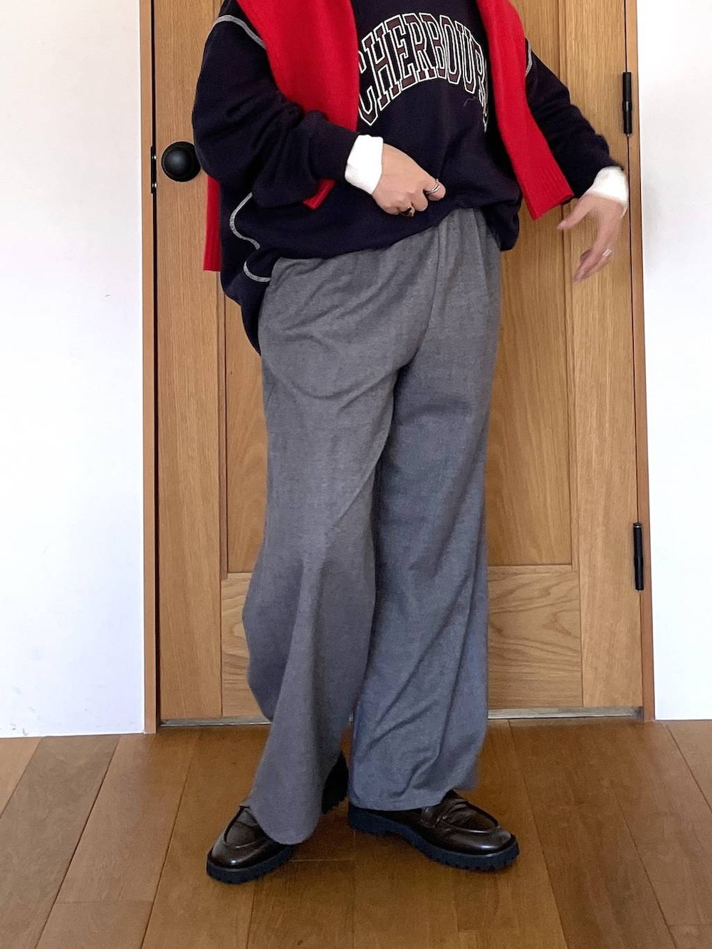 ブラウン系のローファー、レッド系のカーディガン/ボレロを着用したレディースの秋コーディネートの3枚目の写真