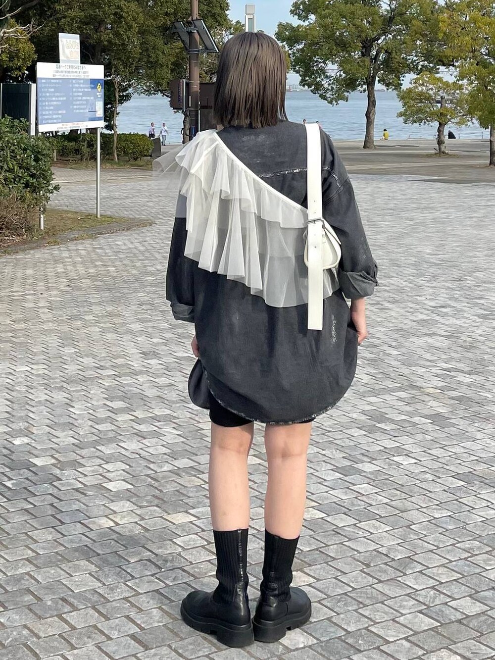 ブラック系のその他パンツ、ブラック系のシャツ/ブラウス、ホワイト系の付け襟を着用したレディースの冬コーディネートの6枚目の写真