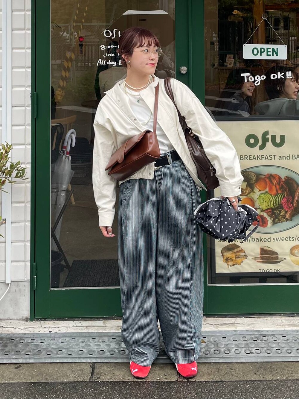 ホワイト系のTシャツ/カットソー、その他のその他パンツ、ベージュ系のブルゾンを着用したレディースの春コーディネートの4枚目の写真