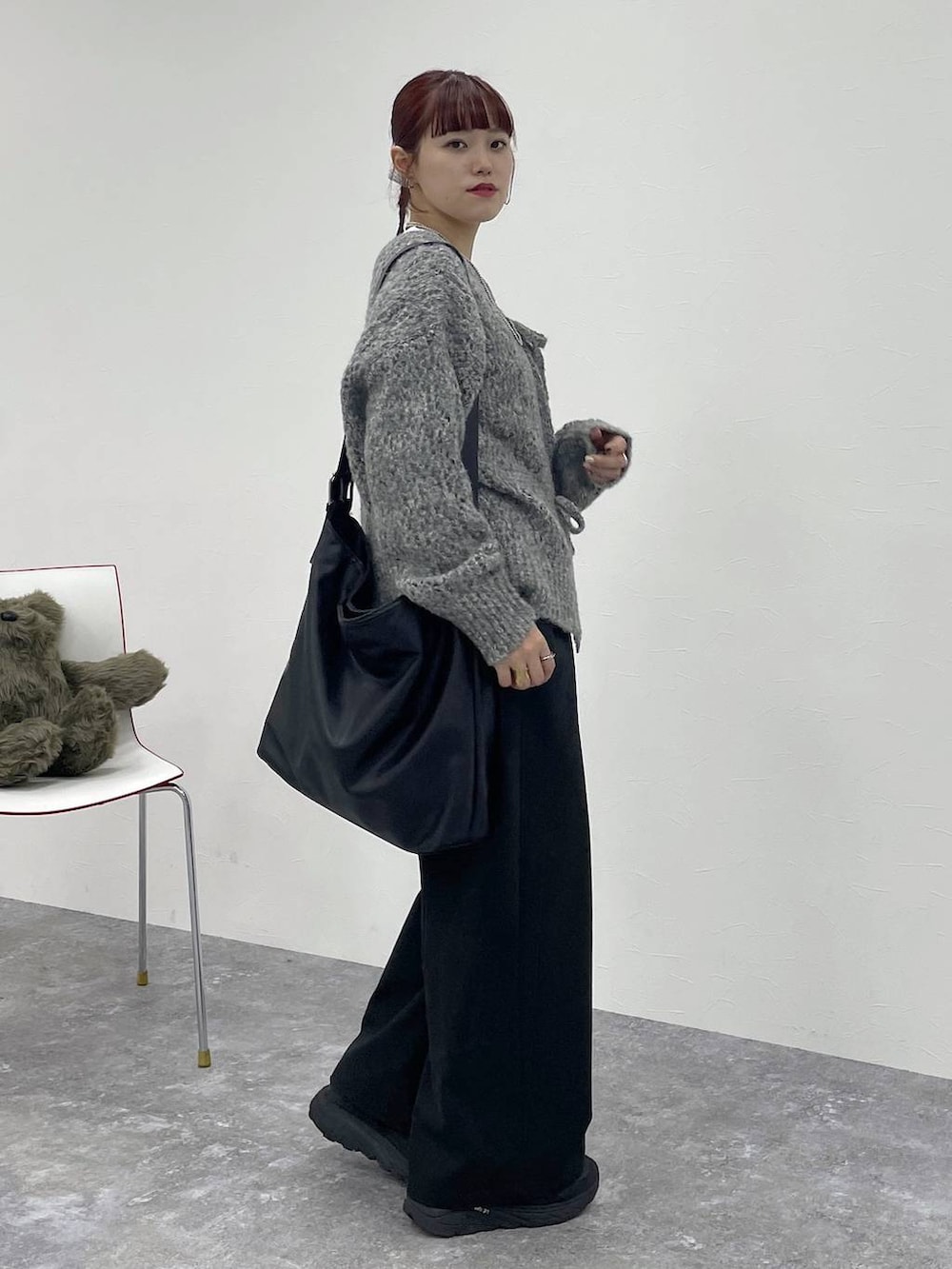 ホワイト系のTシャツ/カットソー、ブラック系のその他パンツ、グレー系のニット/セーターを着用したレディースの秋コーディネートの3枚目の写真