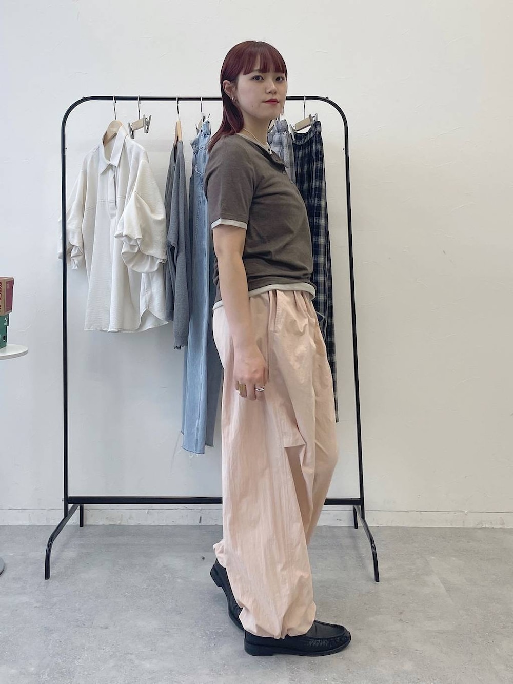 ピンク系のカーゴパンツを着用したレディースの春コーディネートの2枚目の写真