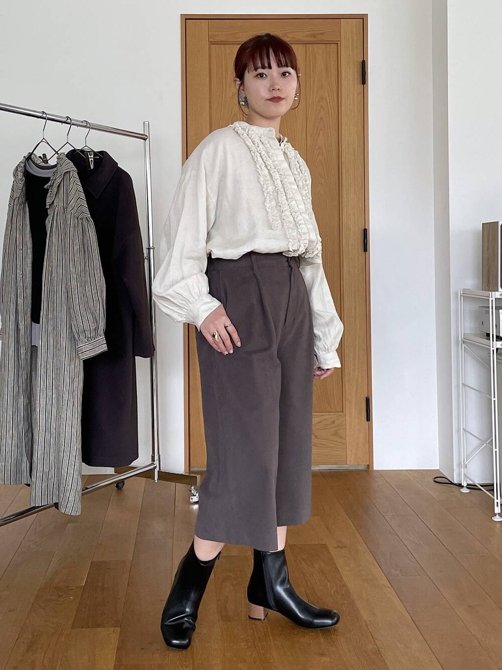 ホワイト系のシャツ/ブラウス、グレー系のその他パンツを着用したレディースの秋コーディネートの4枚目の写真
