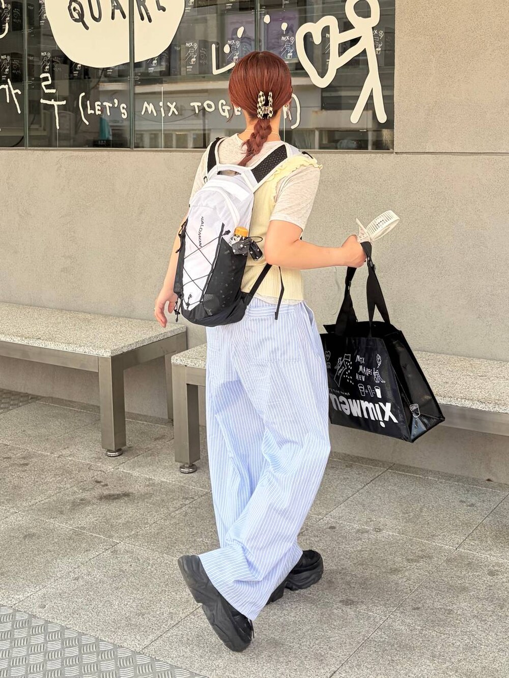 ブラック系のスニーカー、ホワイト系のタンクトップ、ブルー系のその他パンツを着用したレディースの夏コーディネートの5枚目の写真