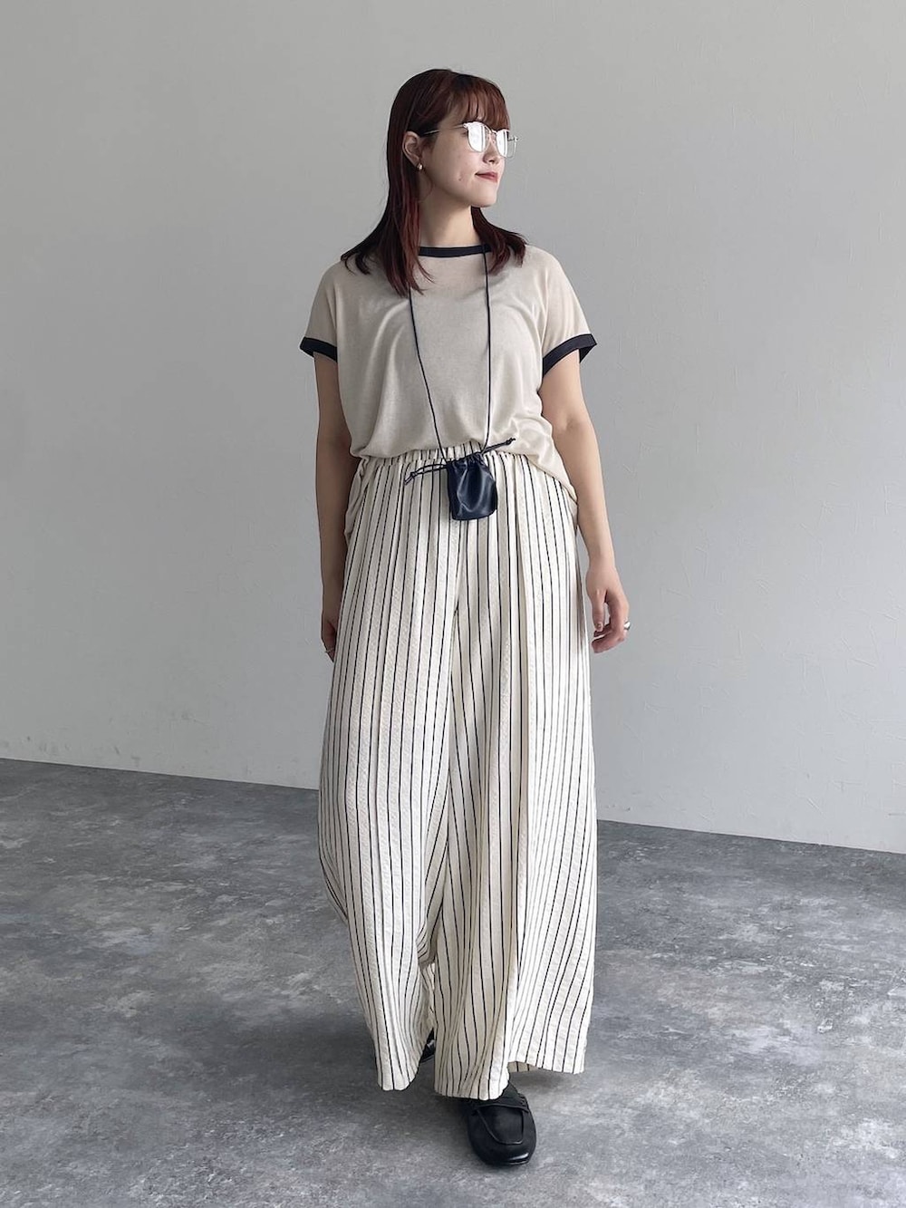 ホワイト系のその他パンツ、ホワイト系のTシャツ/カットソーを着用したレディースの夏コーディネートの5枚目の写真