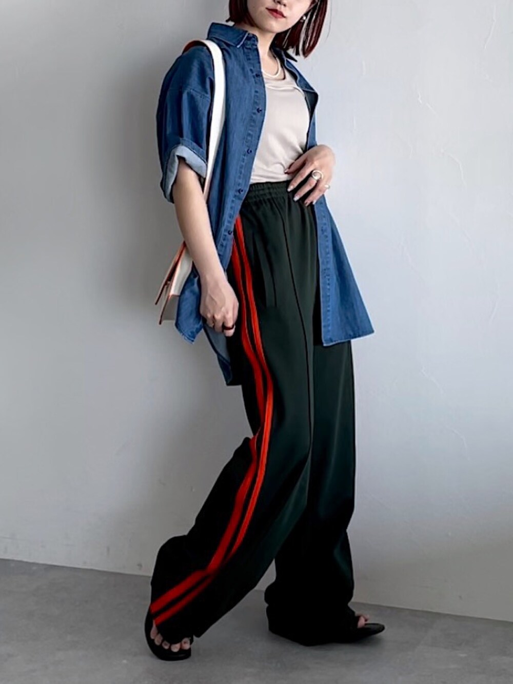 グリーン系のスウェットパンツ、ブルー系のシャツ/ブラウス、ベージュ系のタンクトップを着用したレディースの夏コーディネートの4枚目の写真